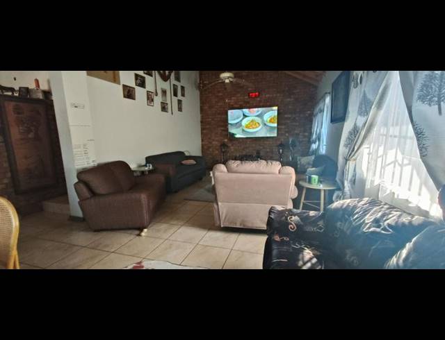 2 BEDROOM HOUSE FOR SALE IN MOUNTAIN VIEW